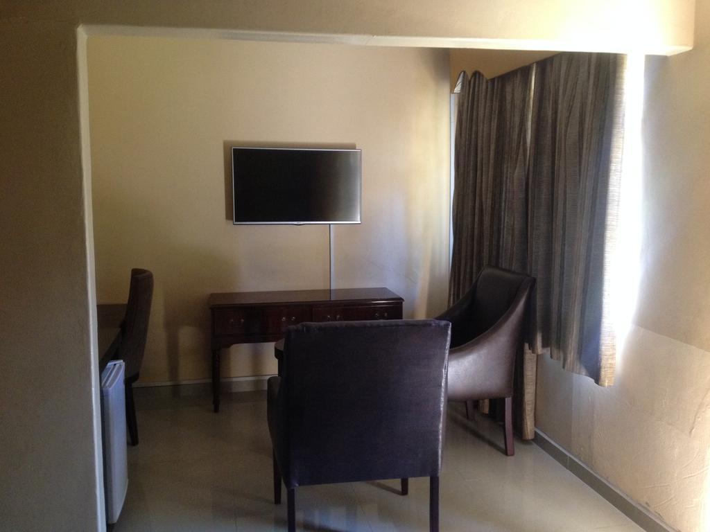 Kadoma Hotel & Conference Centre Kültér fotó