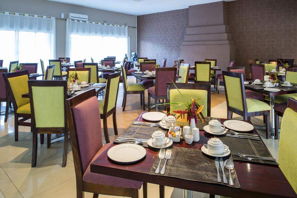 Kadoma Hotel & Conference Centre Kültér fotó
